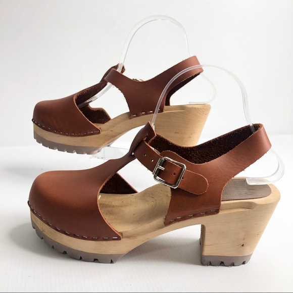 t strap clogs